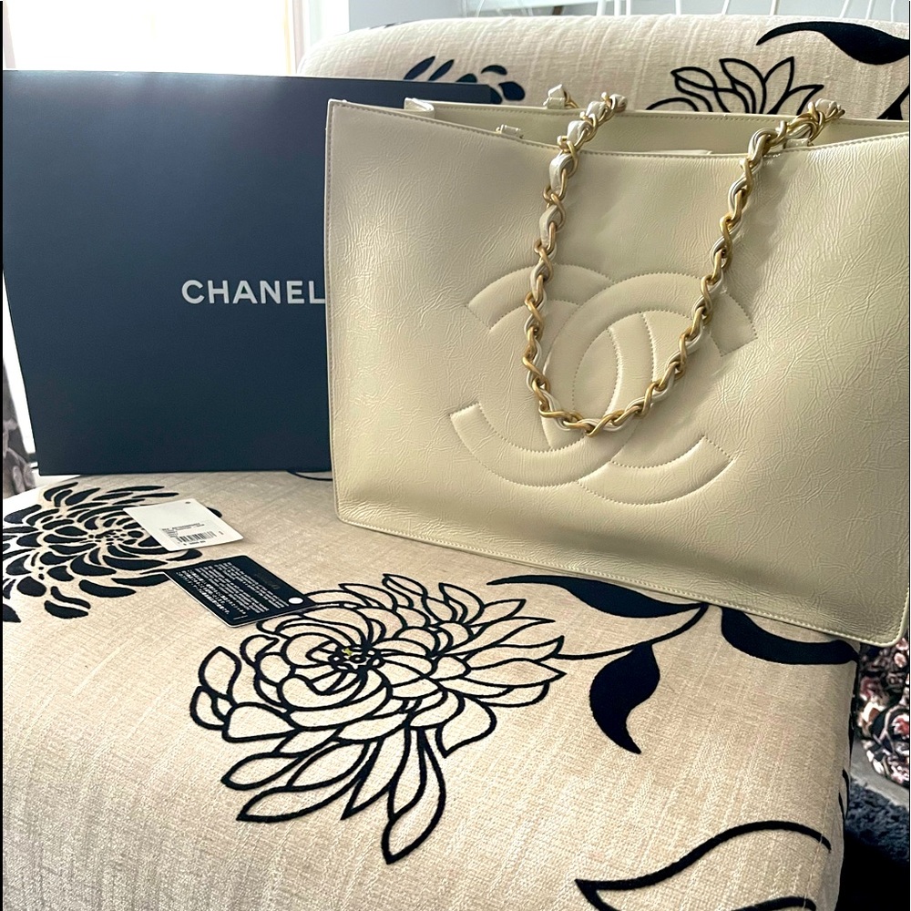 Timeless CC chained Large Shopping Bag in white